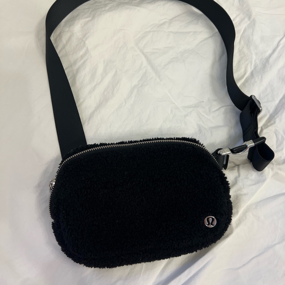 Lululemon Everywhere Bag in Black Sherpa - Picture 2 of 7